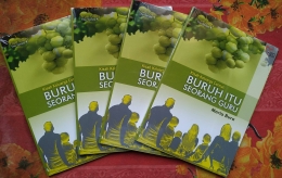 Empat buku Kisah Keluarga Cermai: Buruh Itu Seorang Guru yang dikirim ibu Mia Bura. Dok.pribadi