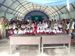 Abdus Saleh Radai Bersama Para siswa Korban Gempa Sumbawa NTB di tenda yang disiapkan BNPB
