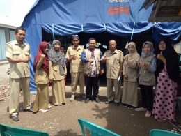 Abdus Saleh Radai bersama para guru Sekolah Dasar di Sumbawa Barat lokasi sekolah berdekatan dengan titikgempa