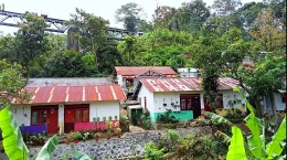 Terlihat jembatan KA menghiasi latar Kampung Heritage Perkebunan Gumitir. Sumber: Dok. Pribadi