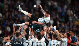 Lionel Messi dalam selebrasi tim Argentina usai menang 3-0 atas Italia di ajang Finalissima 2022 (Foto Skysports). 