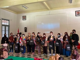 Para peserta terbaik mendapat bingkisan dari Museum Kebangkitan Nasional (Sumber: Kelompok Pemerhati Budaya dan Museum Indonesia/KPBMI)