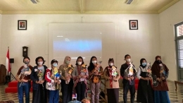 Para peserta memamerkan karya mereka (Sumber: Kelompok Pemerhati Budaya dan Museum Indonesia/KPBMI)