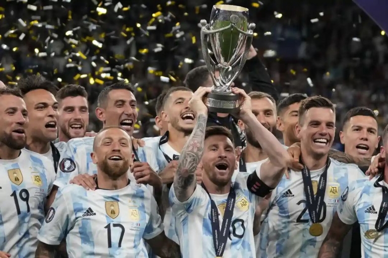 Messi mengangkat pila setelah Argentina mengalahkan Italia pada kejuaraan inter continental  dengan skor 3-0. Photo:Frank Augstein/AP  