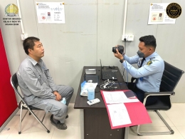 Petugas Imigrasi Muara Enim Kemenkumham Sumsel sedang melakukan pengambilan biometrik (Humas Imigrasi)