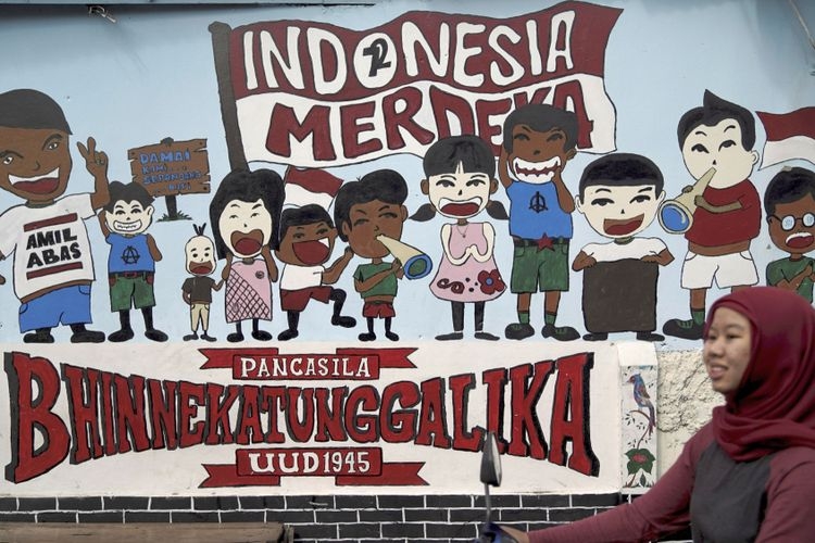 ilustrasi: Semboyan bangsa Indonesia, Bhinneka Tunggal Ika menegaskan bahwa perbedaan di masyarakat menjadikan bangsa Indonesia sebagai suatu kesatuan. (Foto: KOMPAS/AGUS SUSANTO via kompas.com)