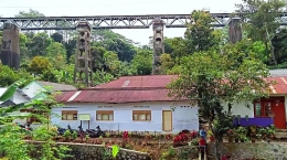 Deretan Gedung Pertemuan dan Rumah Penduduk di Kampung Heritage Gumitir dengan Latar Jembatan Kereta Api . Sumber: Dokumentasi Pribadi 