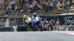 Rossi tries to attacking Lorenzo at final corner (Sumber: motogp.com)