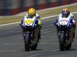 Battle for p1 Rossi vs Lorenzo Catalan Gp 2009 (Sumber: motogp.com)
