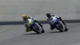 Rossi tries to overtake Lorenzo at turn 4 (Sumber: motogp.com)