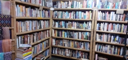 Kenampakan dari etalase buku-buku novel yang dijajakan oleh toko Boomerang Bookstore | Dok.Pri Thomas Panji