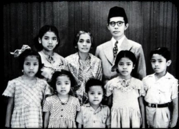 Foto Natsir bersama Istri dan anak-anaknya. Tampak putra keduanya (Abu Hanifah) berdiri di barisan bawah pada posisi paling kanan