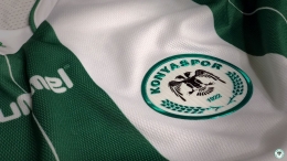Jersey dengan logo klub Turki Konyaspor yang identik dengan elang hijau. Sumber foto : Konyaspor turkiskfotboll.com 