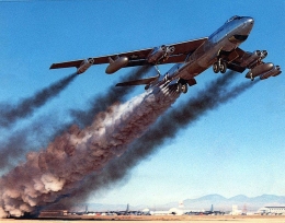 Pesawat Bomber Strategis Strategic Air Command, Boeing B-47 Stratojet ketika lepas landas dari Pangkalan Offutt | Sumber Gambar: naragetarchive