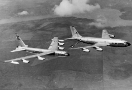 Boeing B-52 Stratofortress ketika sedang melakukan pengisian bahan bakar di udara dengan Boeing KC-135 Stratotanker | Sumber Gambar: history.com