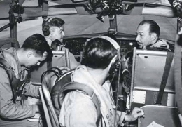 Jenderal Curtis LeMay ketika melakukan uji coba pada Boeing KC-135 Stratotanker bersama test Pilot Boeing Tex Johnston | Sumber Gambar: af.mil