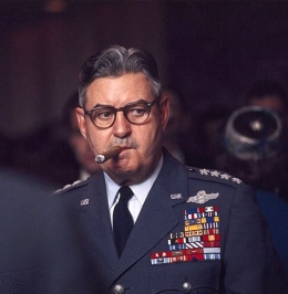 Jenderal Curtis LeMay ketika menjabat sebagai Kepala Staff Angkatan Udara Amerika Serikat pada tahun 1962 | Sumber Gambar: quotesgram.com