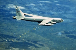 Pesawat Bomber Strategis B-52 Stratofortress ketika melakukan pengeboman di Kamboja pada saat Operation Menu, 1969 | Sumber Gambar: militarytoday.com