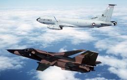 Pesawat Bomber Strategis F-111 Aardvark dan Pesawat Tanker KC-135 Stratotanker ketika Operasi Linebacker pada tahun 1972 | Sumber Gambar: key.aero