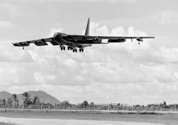 B-52 Stratofortress meninggalkan pangkalan U-Tapao Thailand untuk terakhir kalinya pasca berakhirnya Perang Vietnam, 1975 | Sumber Gambar: af.mil