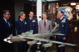 Presiden Amerika Serikat Jimmy Carter ketika melakukan kunjungan ke Markas Strategic Air Command pada tahun 1977 | Sumber Gambar: Getty Images