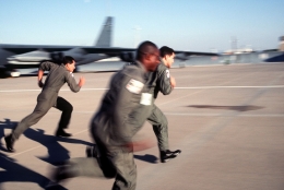 Personil Angkatan Udara Amerika Serikat yang bertugas di Strategic Air Command ketika latihan Red Alert Global shield | Sumber Gambar: naragetarchive