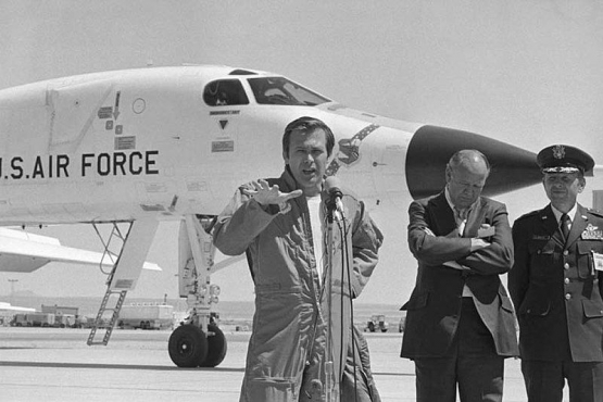 Menteri Pertahanan Donald Rumsfeld setelah melakukan Penerbangan uji coba pada Pesawat B-1 Lancer | Sumber Gambar: defense.gov