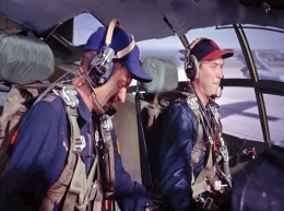 Aktor James Stewart (Kanan) dan Aktor Bruce Bennett (Kiri) sebagai pilot B-36 Peacemaker di film Strategic Air Command 1955 | Sumber Gambar: imdb.com
