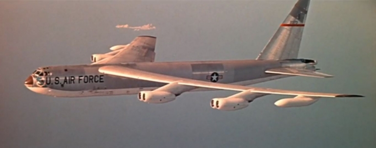 Pesawat Bomber Strategis Boeing B-52 Stratofortress di salah satu adegan di film Bomber B-52 tahun 1957 | Sumber Gambar: imdb.com