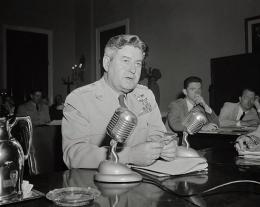 Jenderal Curtis LeMay ketika bersaksi di hadapan Senate AS pada tahun 1955 perihal anggaran Strategic Air Command | Sumber Gambar: Getty Images
