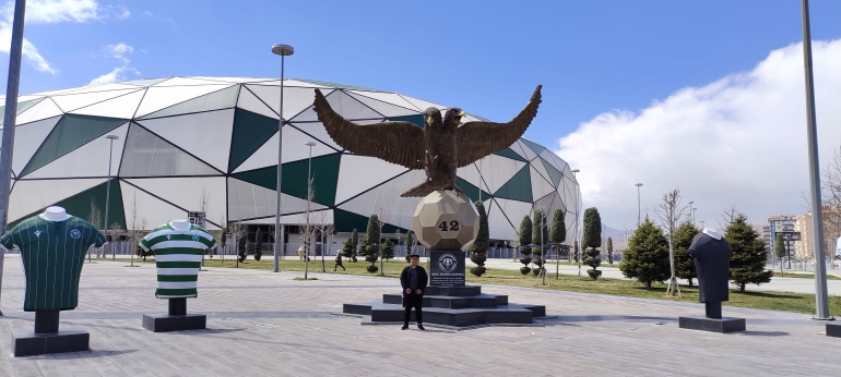 Willy Garseno fans sepakbola indonesia didepan stadion hijau Konyaspor Turki yang berlatar patung elang. Sumber Foto : Dokumen Pribadi Penulis