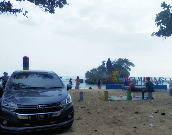 Image captionPura Armata Jati  yang berada Pulau Ismoyo Pantai Bale Kambang nampak dari jauh, difoto dari area parkir: Foto: Siti Nazarotin