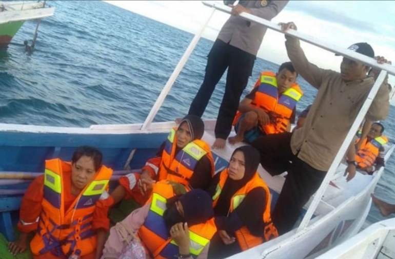 Dari 43 penumpang KM Ladang Pertiwi yang ikut tenggelam, 10 orang ditemukan selamat (foto : Antara)