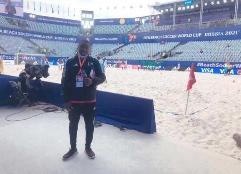 Rekan penulis Umar Sow dari Senegal menjadi doping control di Piala dunia sepakbola pantai di Rusia 2021. Sumber foto: Dokumen pribadi penulis