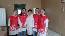 Nastya dan tim yang bertugas dalam kegiatan relawan medis di Chelyabinsk, Rusia. Sumber foto : Dokumen Pribadi Penulis