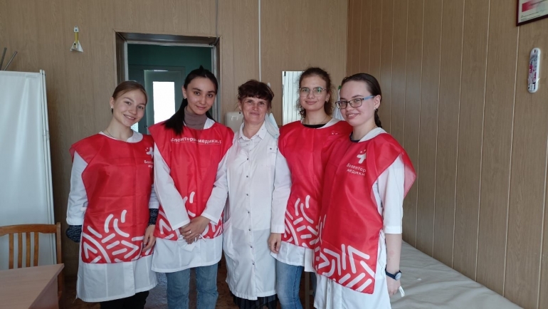 Nastya dan tim yang bertugas dalam kegiatan relawan medis di Chelyabinsk, Rusia. Sumber foto : Dokumen Pribadi Penulis