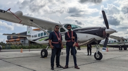 Tim PT. SAI, Tri Mulyanto (kiri) dan Ben Hardi (kanan), bersama pesawat untuk TMC (Dok Pribadi)