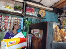 Ibu Ida, menjaga warung kopi di gang pasar palmerah. (Foto: Dok. Pribadi)