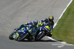 Rossi menyalip Gibernau di tikungan terakhir sirkuit Jerez 2005. (Sumber: Kompas Otomotif dari motorsport.com)