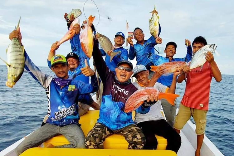 Para angler dengan berbagai jenis ikan hasil pancingan di laut Manggar, Belitung Timur (Dok. MDeBe via Kompas.com) 