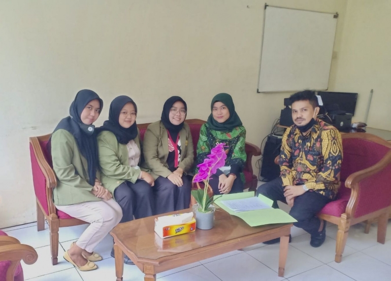 Foto bersama pertemuan dosen pendamping dengan mentor pendamping magang mahasiswa Fakultas Hukum UPN Veteran Jawa Timur. (sumber : dokumentasi pribadi)