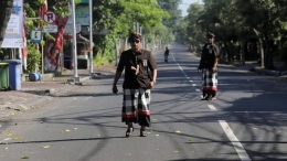 Pecalang Yang Bertugas Menjaga Keamanan Selama Nyepi Di Bali | Sumber Detik.com