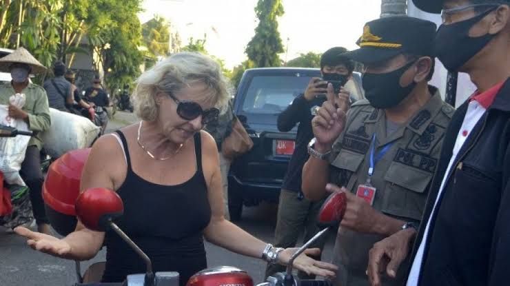 Seorang Bule Wanita Yang Mendapatkan Sanksi Di Bali | Sumber Suara.com