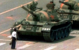 Tankman melawan sebuah tank pada tanggal 5 Juni 1989 di Beijing. | Sumber: www.amnesty.org.uk