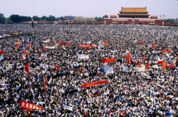 Lautan manusia berkumpul di halaman di Tiananmen Square, Beijing, pada tanggal 4 Mei 1989. | Sumber: Peter Turnley/Corbis/VCG via Getty Images