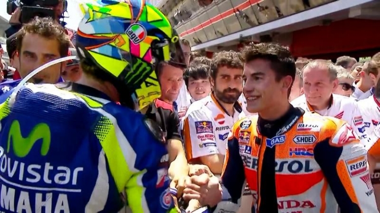 Momen perdamaian Rossi dan Marquez di GP Catalunya 2016 pasca insiden Sepang 2015. (Sumber: motogp.com)
