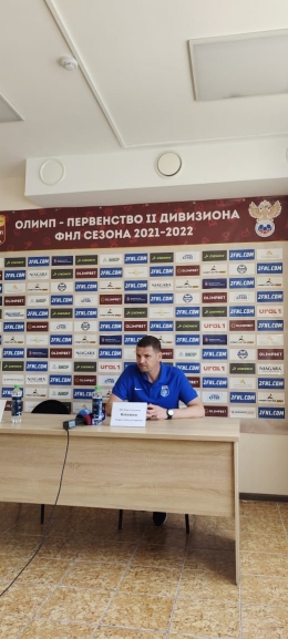Pelatih Lada Togliatti Andrey Blazhko menjelaskan tentang hasil timnya kepada media. Sumber foto : Dokumen pribadi penulis