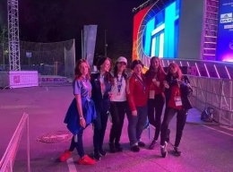 Alexandra, Evgenia, Anjela, Natasha, Ekaterina Gudkova dan Vasilisa tim akreditasi piala dunia sepakbola pantai. Sumber foto : Dokumen pribadi penulis