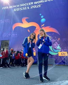 Valeria Nosovskaya dan Yulia Zhiltsova yang mengkoordinir tim selama piala dunia sepakbola pantai Rusia 2021. Sumber foto : Dokumen pribadi penulis