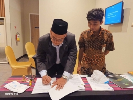 Ketua STIS Darul Falah saat menandatangani MOU dengan UIN Mataram /dok Kopertais XIV Mataram
